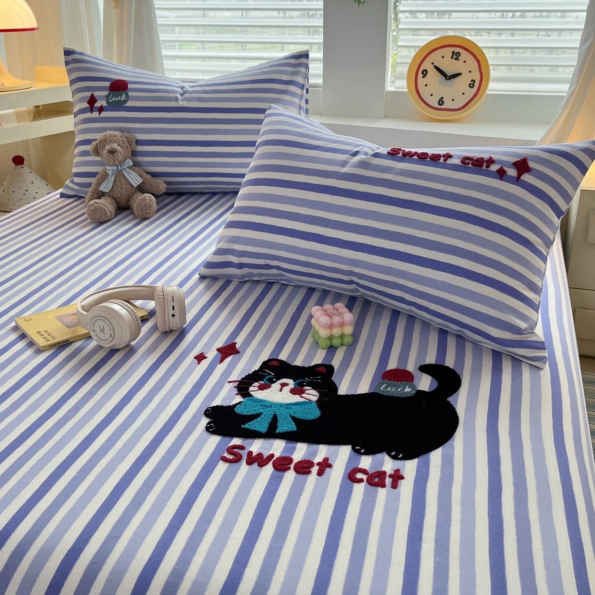 91家纺网 家纺一手货源 找家纺 其奥家纺 2026春夏新款纯棉全棉老粗布床笠印花凉席 甜心小猫-蓝条