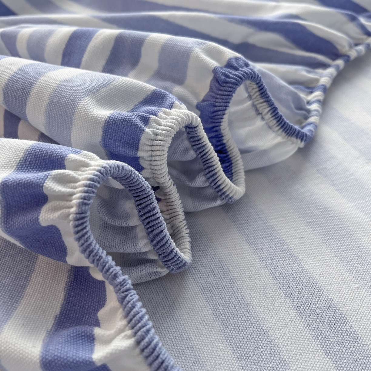 91家纺网 家纺一手货源 找家纺 其奥家纺 2026春夏新款纯棉全棉老粗布床笠印花凉席 甜心小猫-蓝条