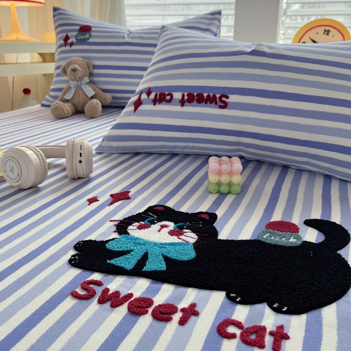 91家纺网 家纺一手货源 找家纺 其奥家纺 2026春夏新款纯棉全棉老粗布床笠印花凉席 甜心小猫-蓝条