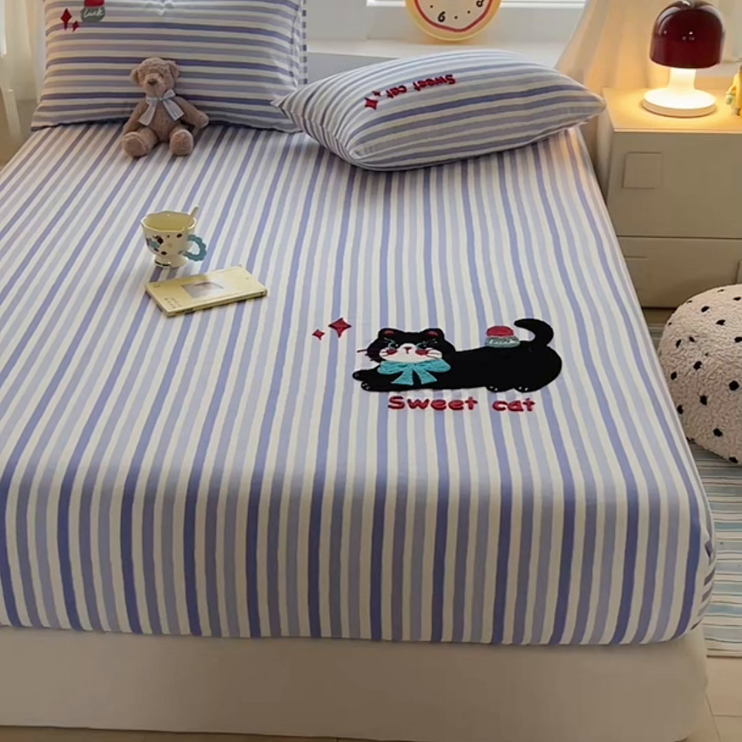 91家纺网 家纺一手货源 找家纺 其奥家纺 2026春夏新款纯棉全棉老粗布床笠印花凉席 甜心小猫-蓝条