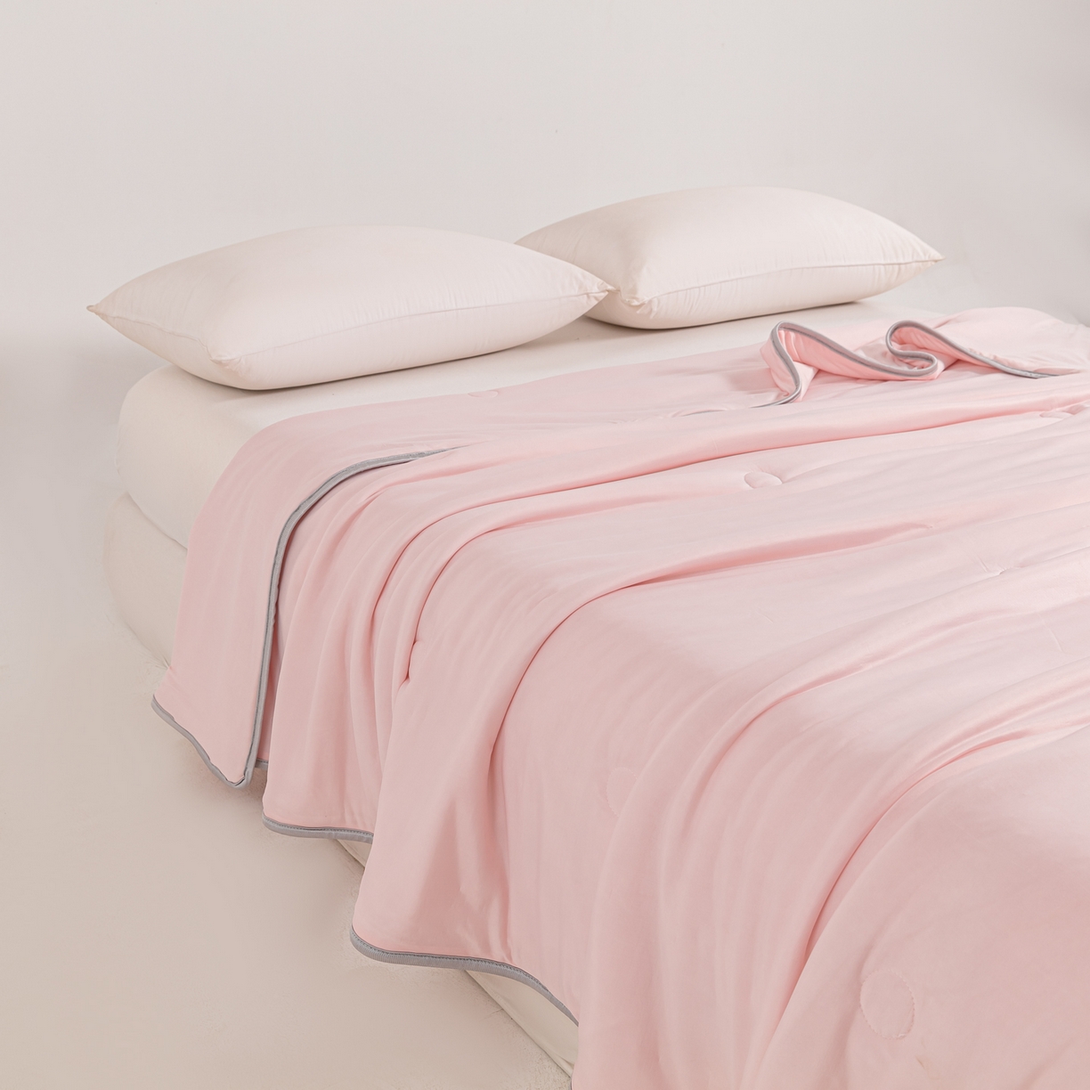 91家纺网 家纺一手货源 找家纺 小老弟 2026新款凉感纯色双拼色夏被被子被芯 双面粉