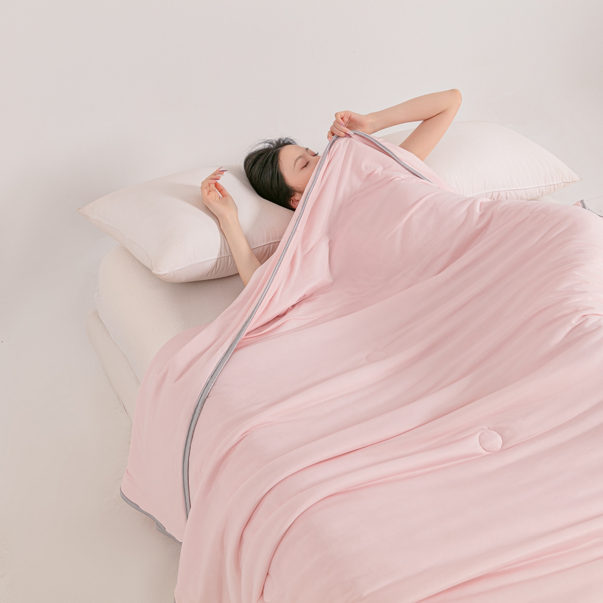 91家纺网 家纺一手货源 找家纺 小老弟 2026新款凉感纯色双拼色夏被被子被芯 双面粉