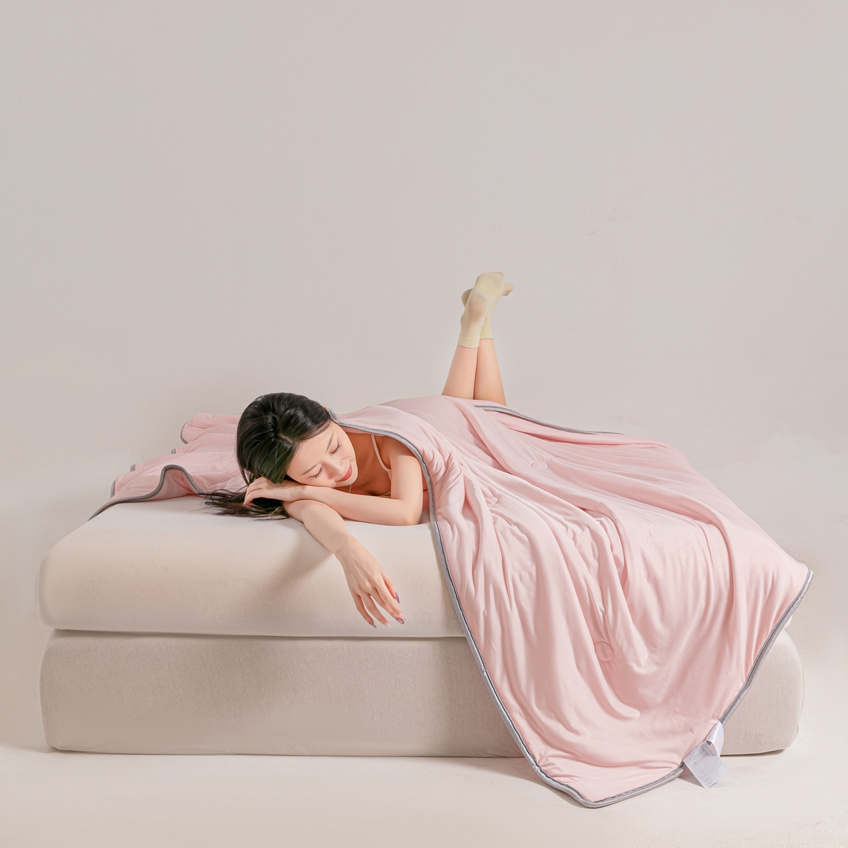 91家纺网 家纺一手货源 找家纺 小老弟 2026新款凉感纯色双拼色夏被被子被芯 双面粉