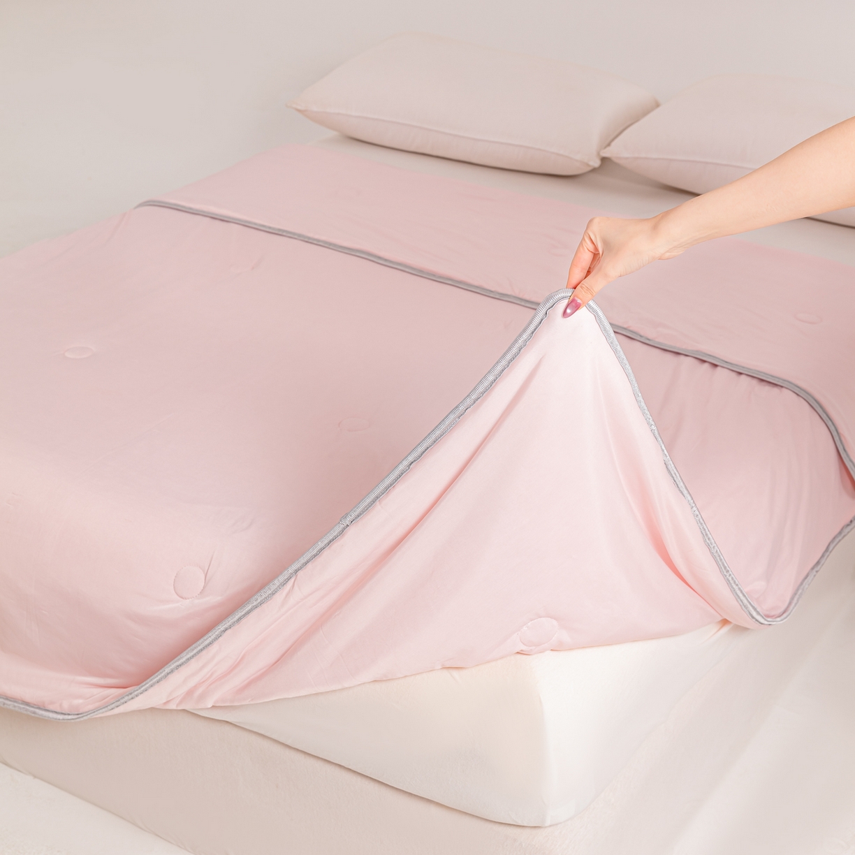 91家纺网 家纺一手货源 找家纺 小老弟 2026新款凉感纯色双拼色夏被被子被芯 双面粉