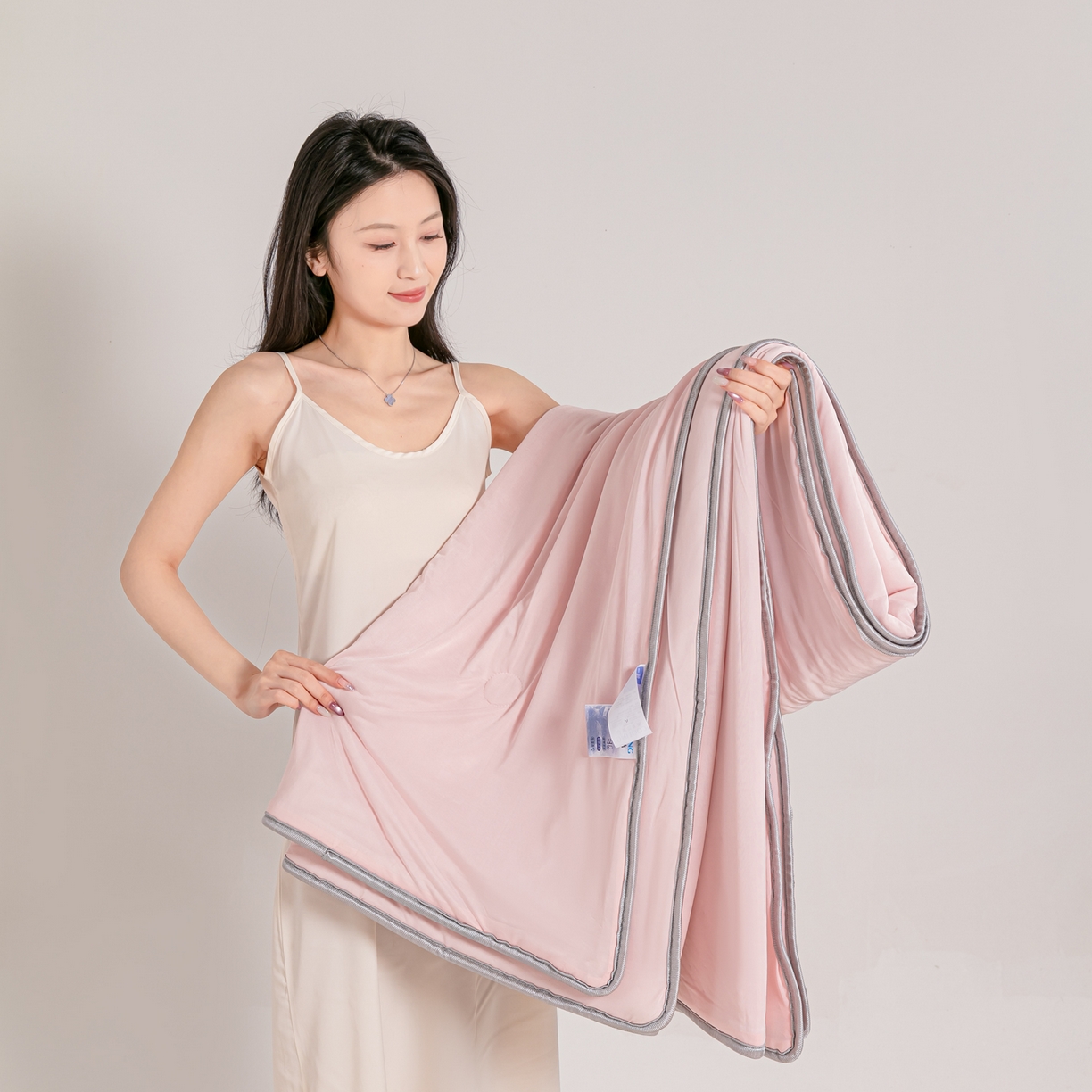 91家纺网 家纺一手货源 找家纺 小老弟 2026新款凉感纯色双拼色夏被被子被芯 双面粉