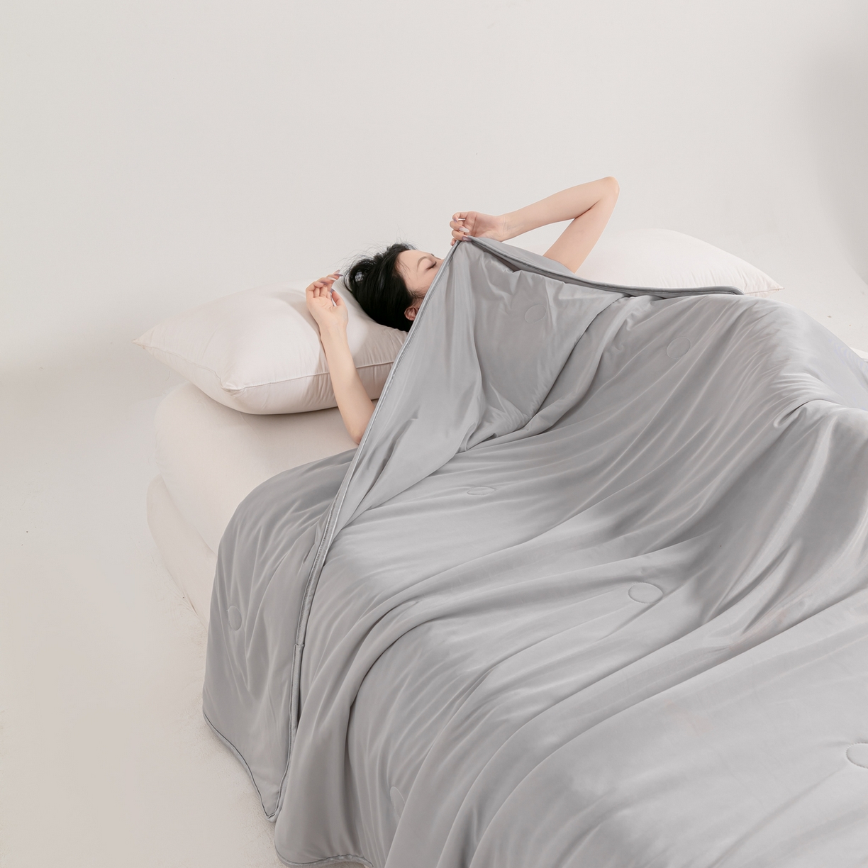 91家纺网 家纺一手货源 找家纺 小老弟 2026新款凉感纯色双拼色夏被被子被芯 双面灰