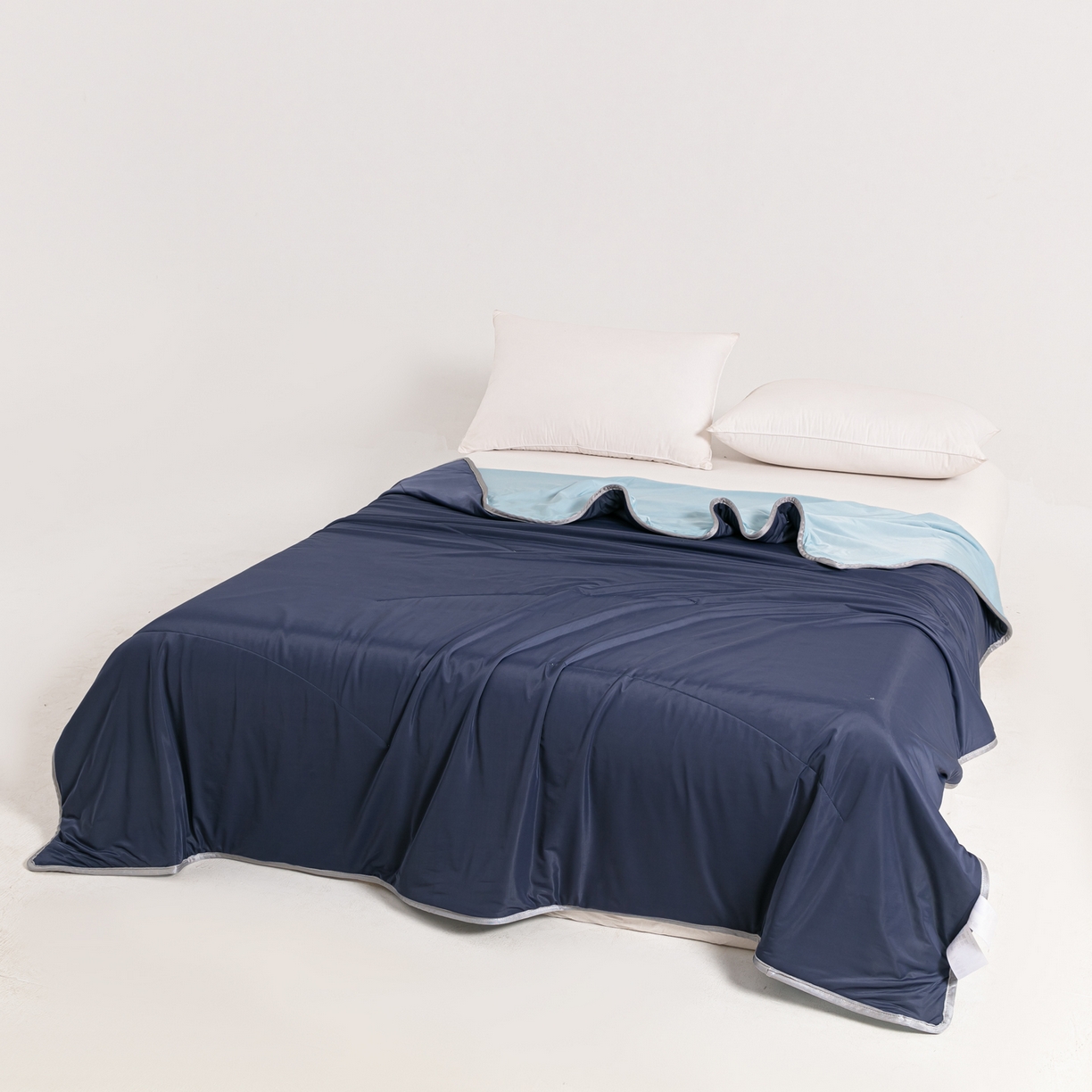 91家纺网 家纺一手货源 找家纺 小老弟 2026新款凉感纯色双拼色夏被被子被芯 双拼藏青蓝