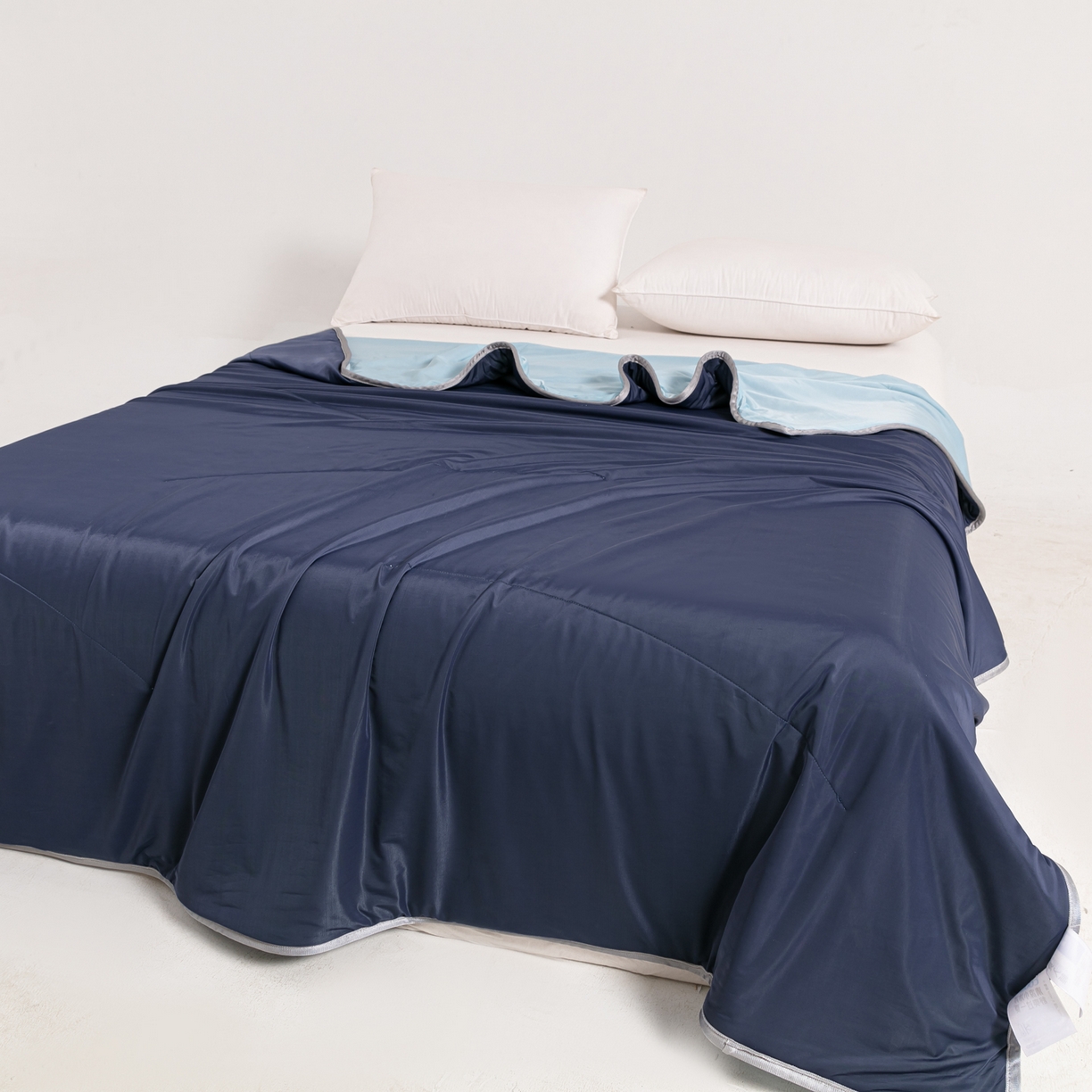 91家纺网 家纺一手货源 找家纺 小老弟 2026新款凉感纯色双拼色夏被被子被芯 双拼藏青蓝