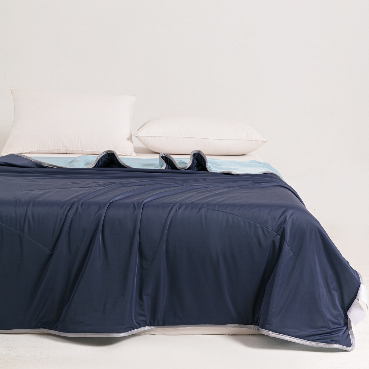 91家纺网 家纺一手货源 找家纺 小老弟 2026新款凉感纯色双拼色夏被被子被芯 双拼藏青蓝