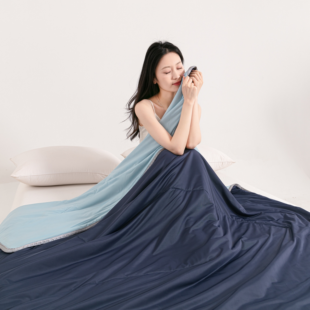 91家纺网 家纺一手货源 找家纺 小老弟 2026新款凉感纯色双拼色夏被被子被芯 双拼藏青蓝