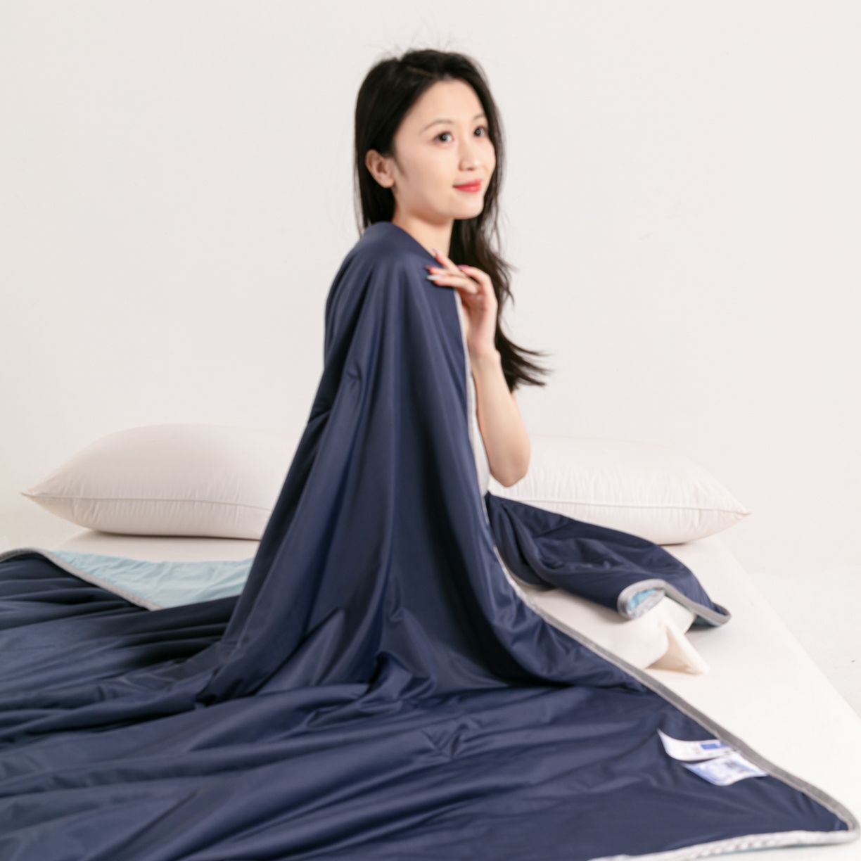 91家纺网 家纺一手货源 找家纺 小老弟 2026新款凉感纯色双拼色夏被被子被芯 双拼藏青蓝
