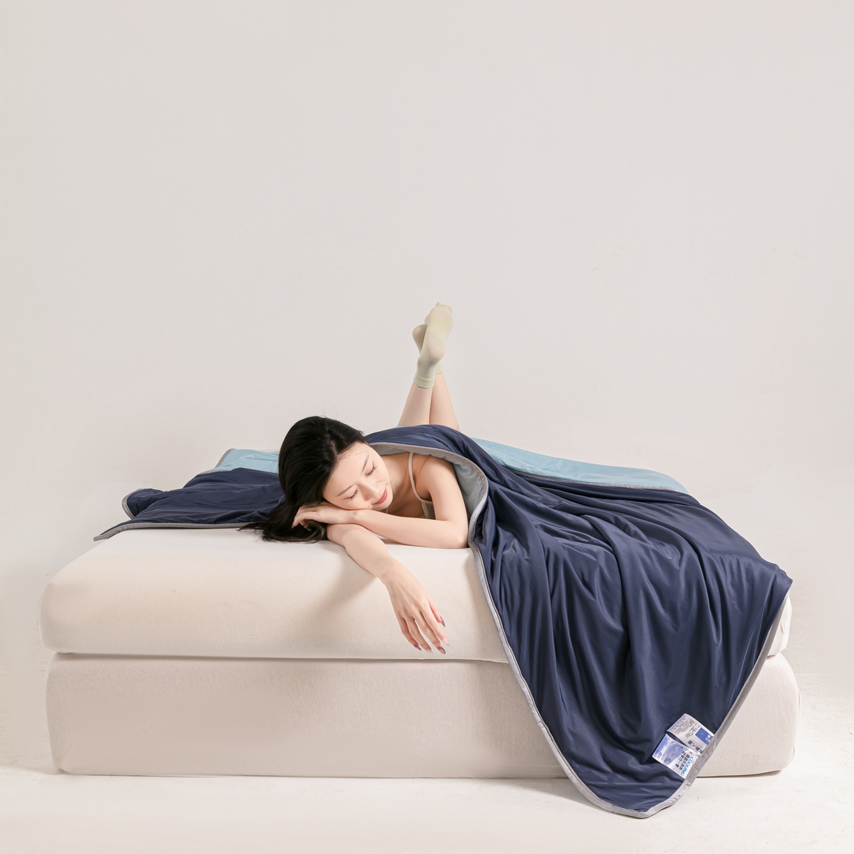 91家纺网 家纺一手货源 找家纺 小老弟 2026新款凉感纯色双拼色夏被被子被芯 双拼藏青蓝