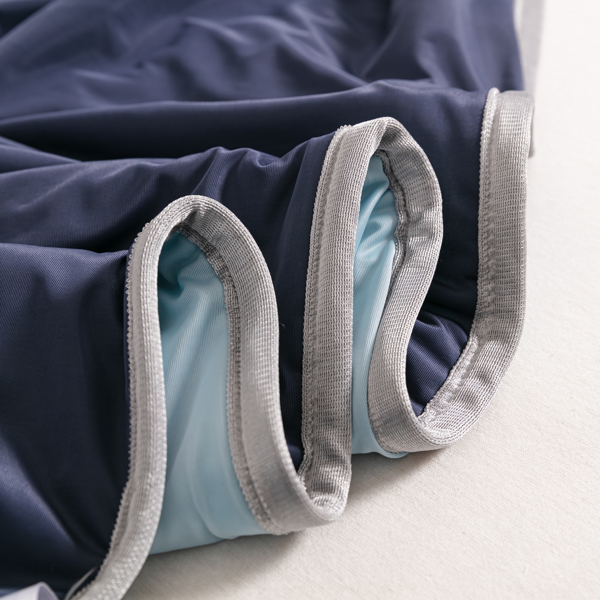 91家纺网 家纺一手货源 找家纺 小老弟 2026新款凉感纯色双拼色夏被被子被芯 双拼藏青蓝