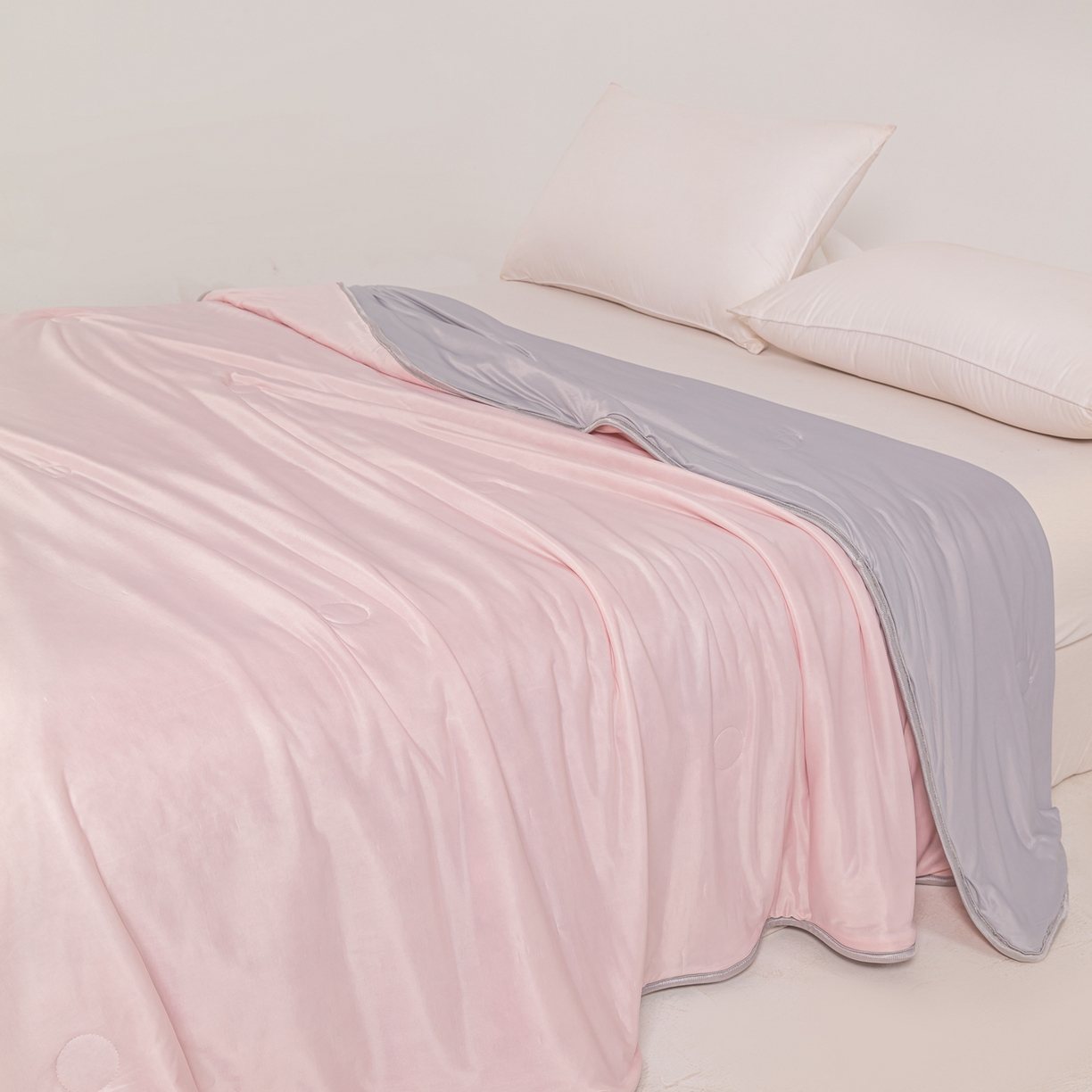 91家纺网 家纺一手货源 找家纺 小老弟 2026新款凉感纯色双拼色夏被被子被芯 双拼粉灰