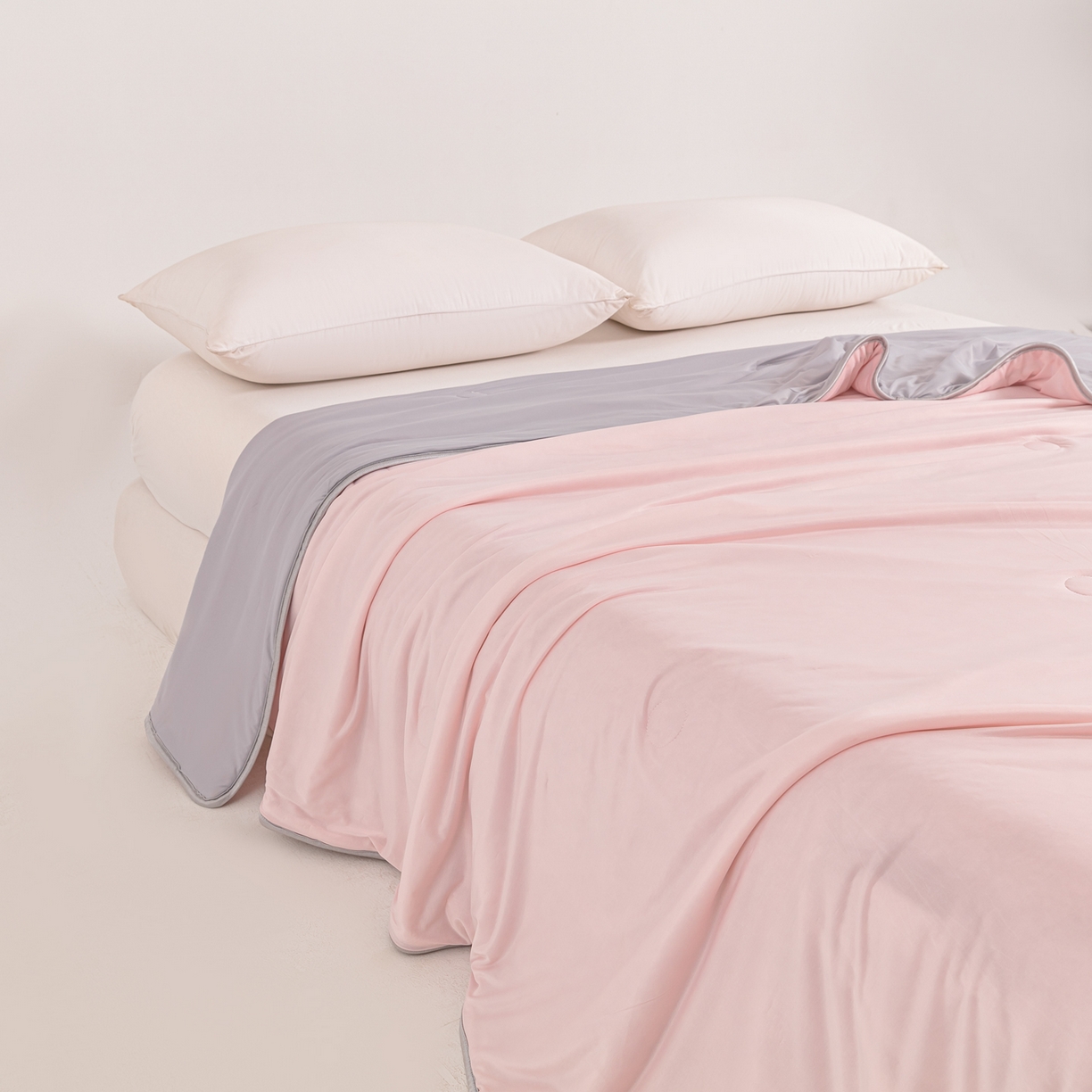 91家纺网 家纺一手货源 找家纺 小老弟 2026新款凉感纯色双拼色夏被被子被芯 双拼粉灰