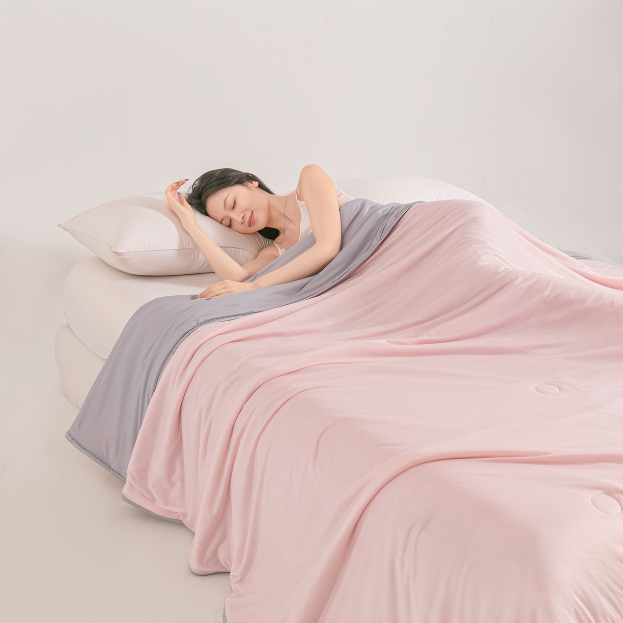 91家纺网 家纺一手货源 找家纺 小老弟 2026新款凉感纯色双拼色夏被被子被芯 双拼粉灰