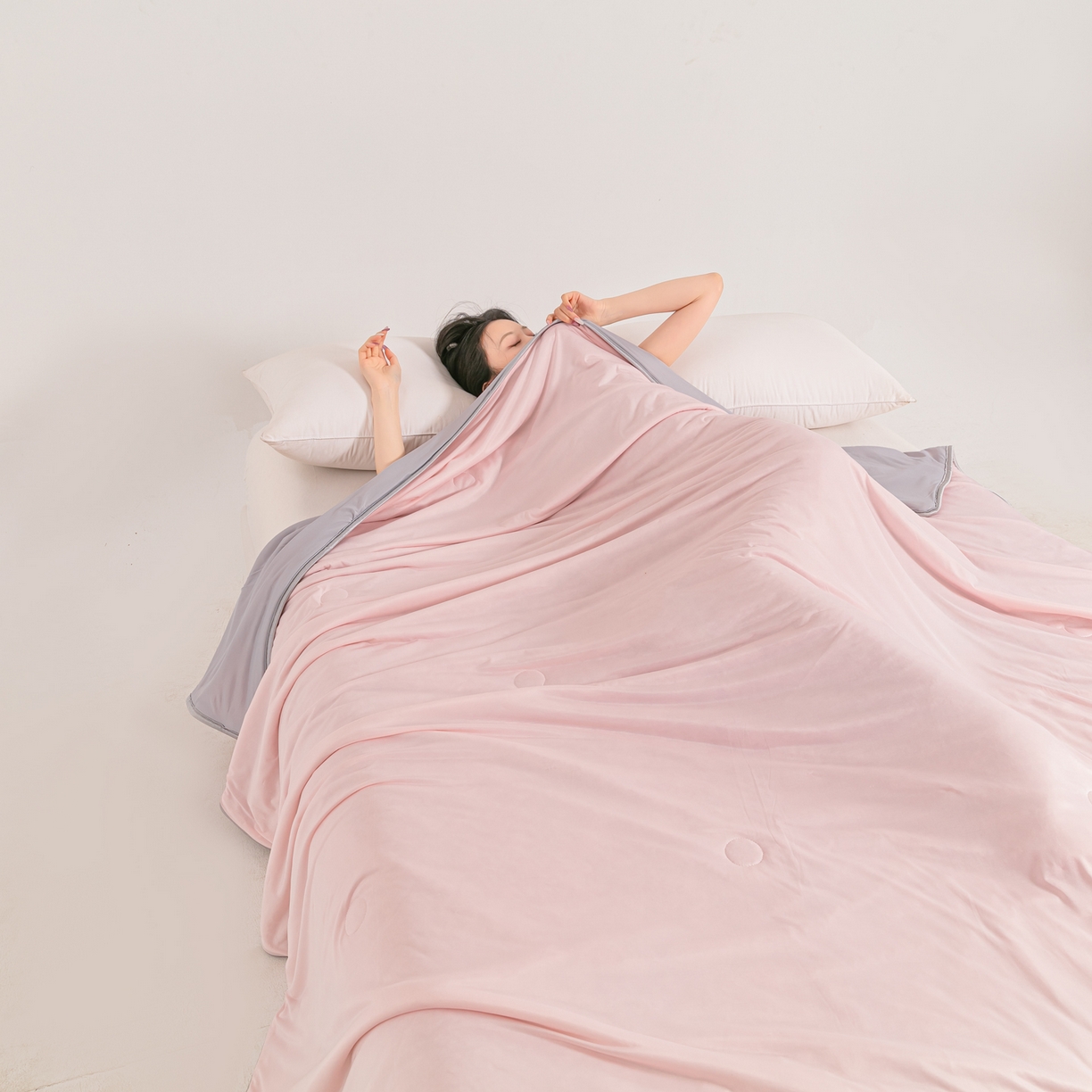 91家纺网 家纺一手货源 找家纺 小老弟 2026新款凉感纯色双拼色夏被被子被芯 双拼粉灰