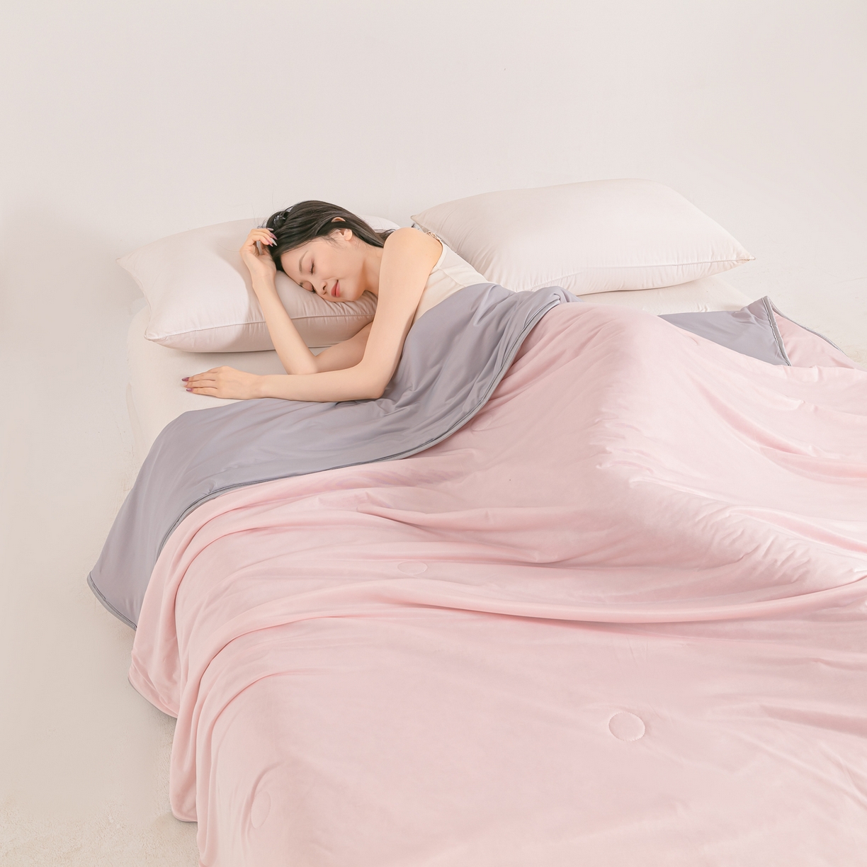 91家纺网 家纺一手货源 找家纺 小老弟 2026新款凉感纯色双拼色夏被被子被芯 双拼粉灰