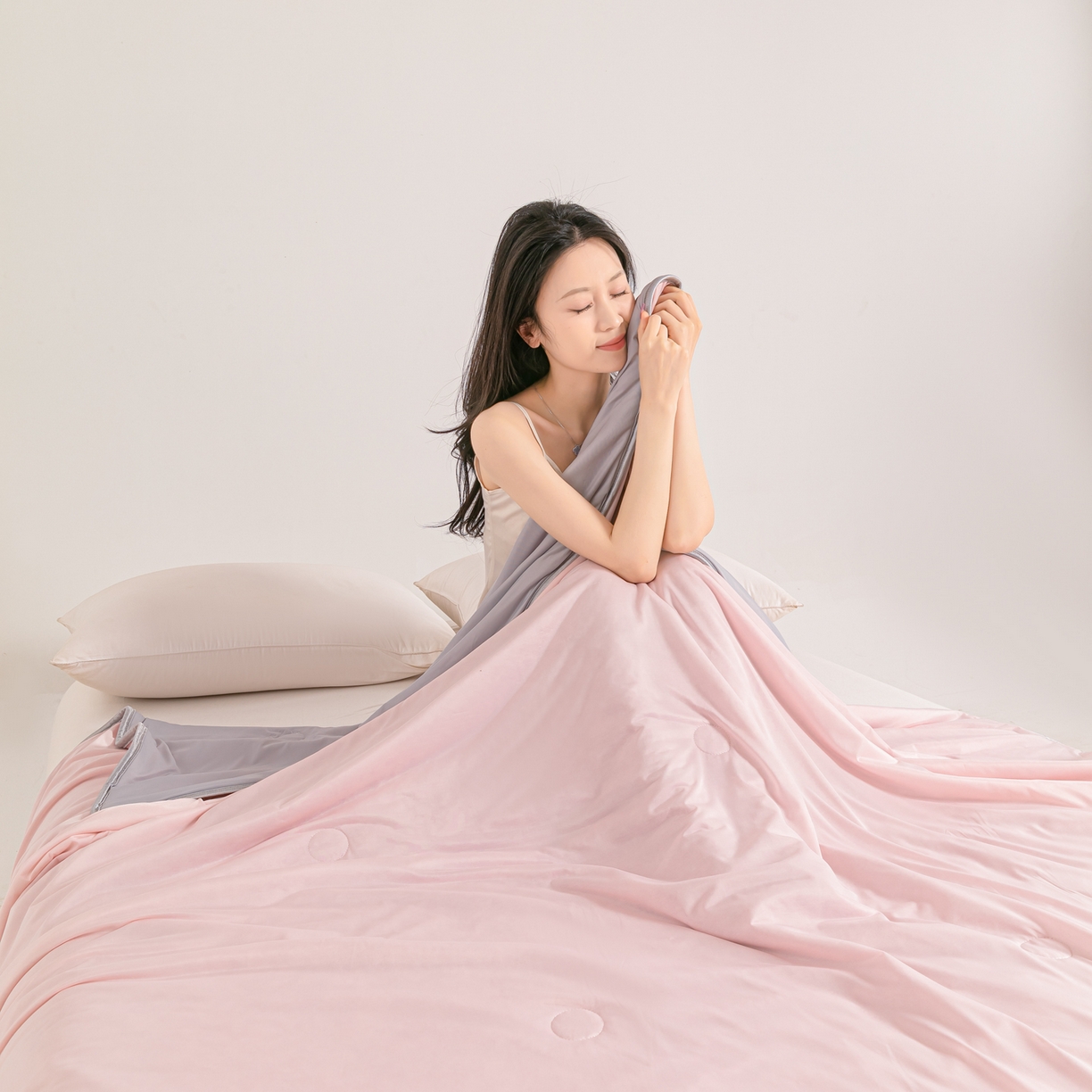 91家纺网 家纺一手货源 找家纺 小老弟 2026新款凉感纯色双拼色夏被被子被芯 双拼粉灰