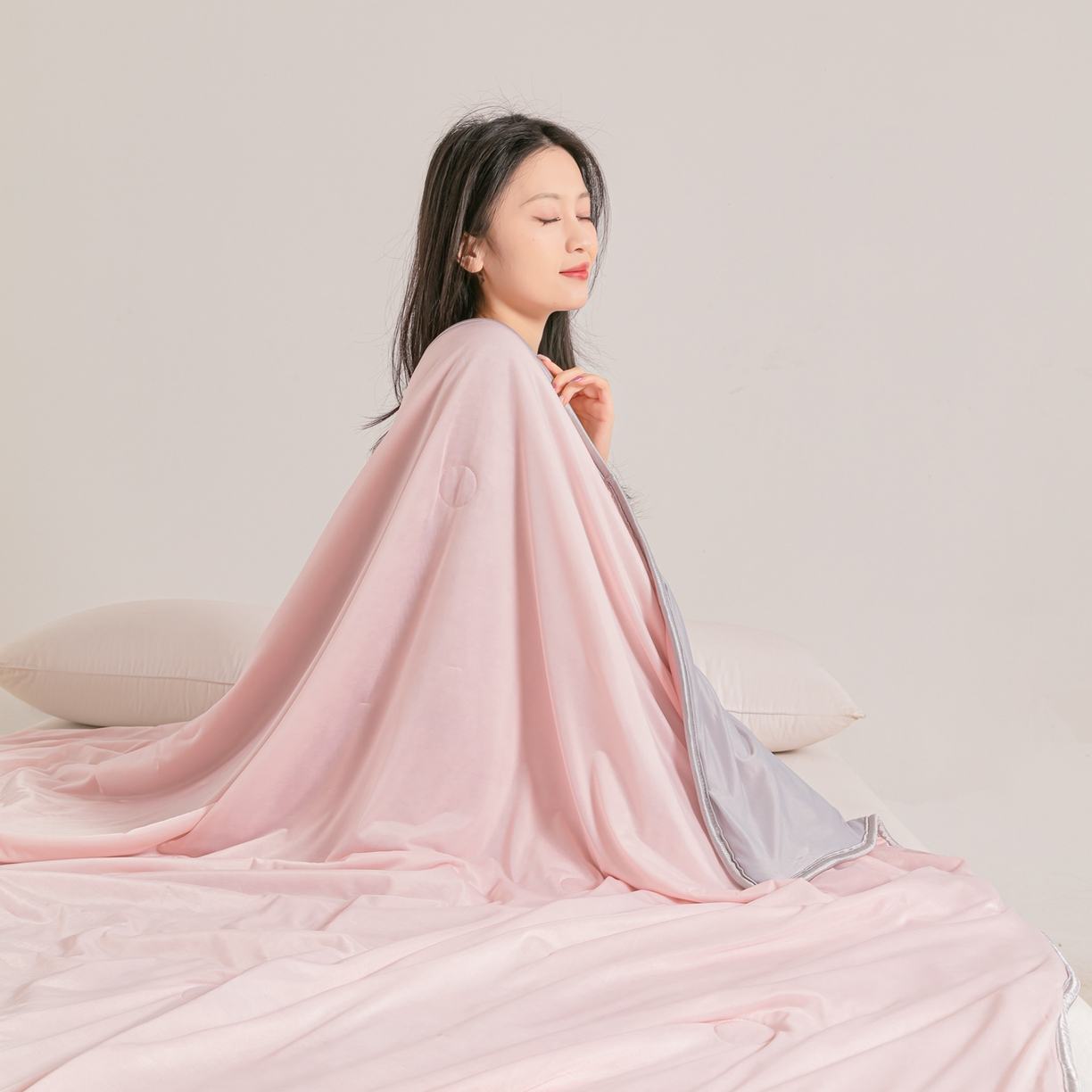 91家纺网 家纺一手货源 找家纺 小老弟 2026新款凉感纯色双拼色夏被被子被芯 双拼粉灰