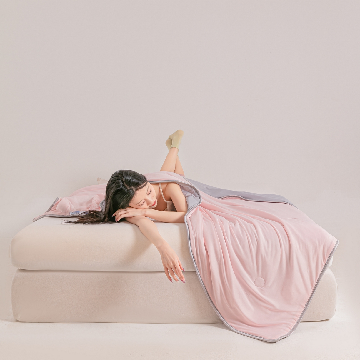 91家纺网 家纺一手货源 找家纺 小老弟 2026新款凉感纯色双拼色夏被被子被芯 双拼粉灰