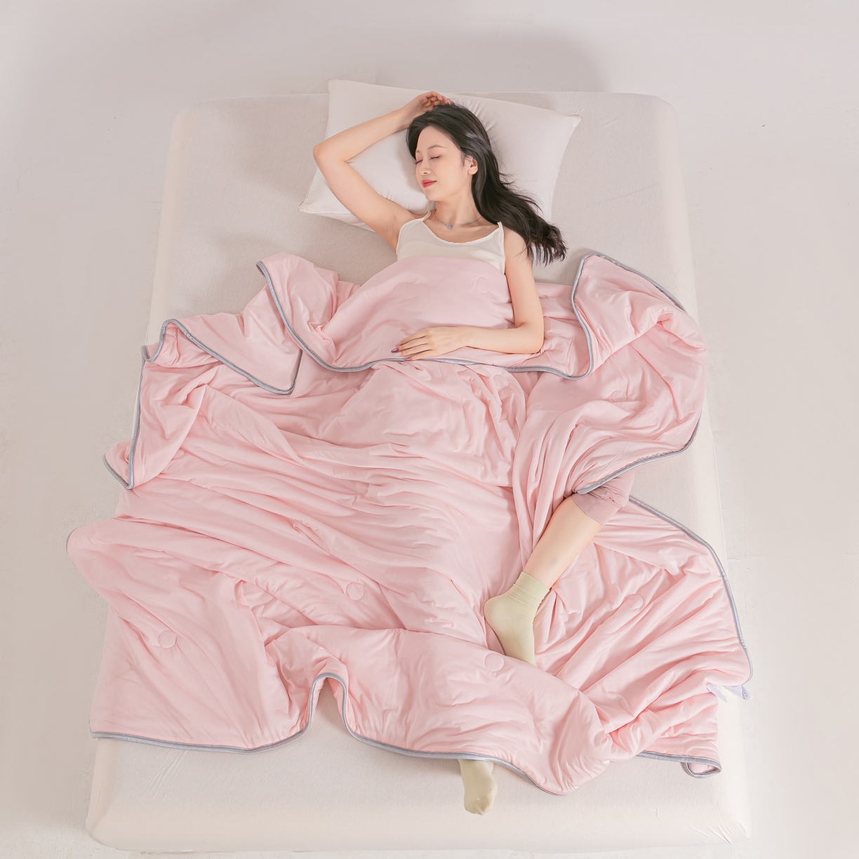 91家纺网 家纺一手货源 找家纺 小老弟 2026新款凉感纯色双拼色夏被被子被芯 双拼粉灰