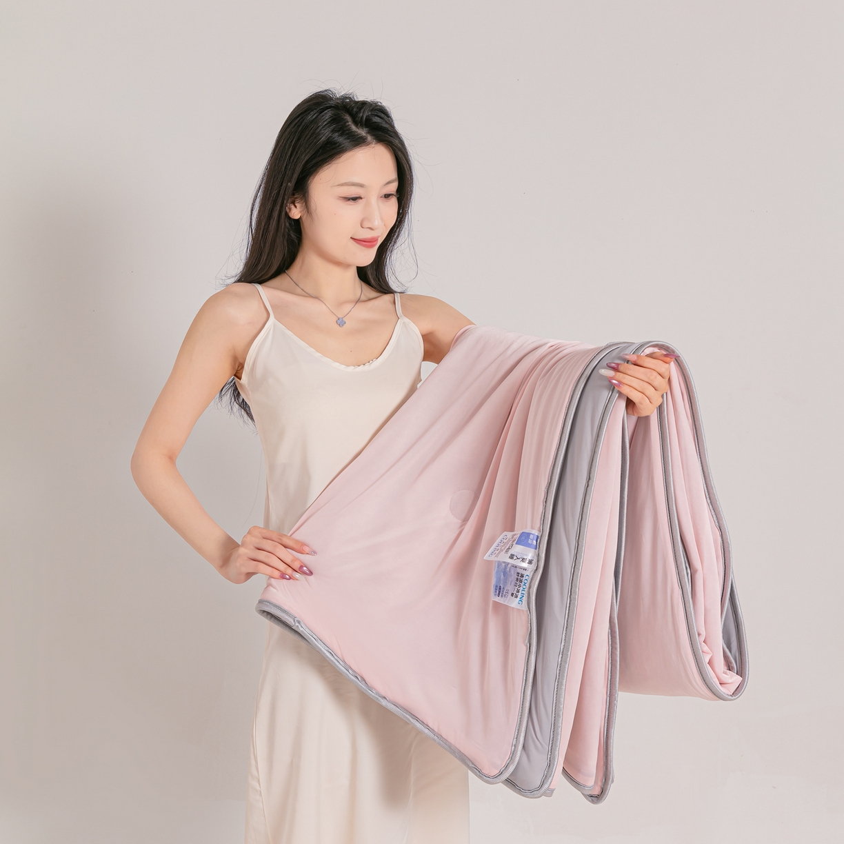 91家纺网 家纺一手货源 找家纺 小老弟 2026新款凉感纯色双拼色夏被被子被芯 双拼粉灰