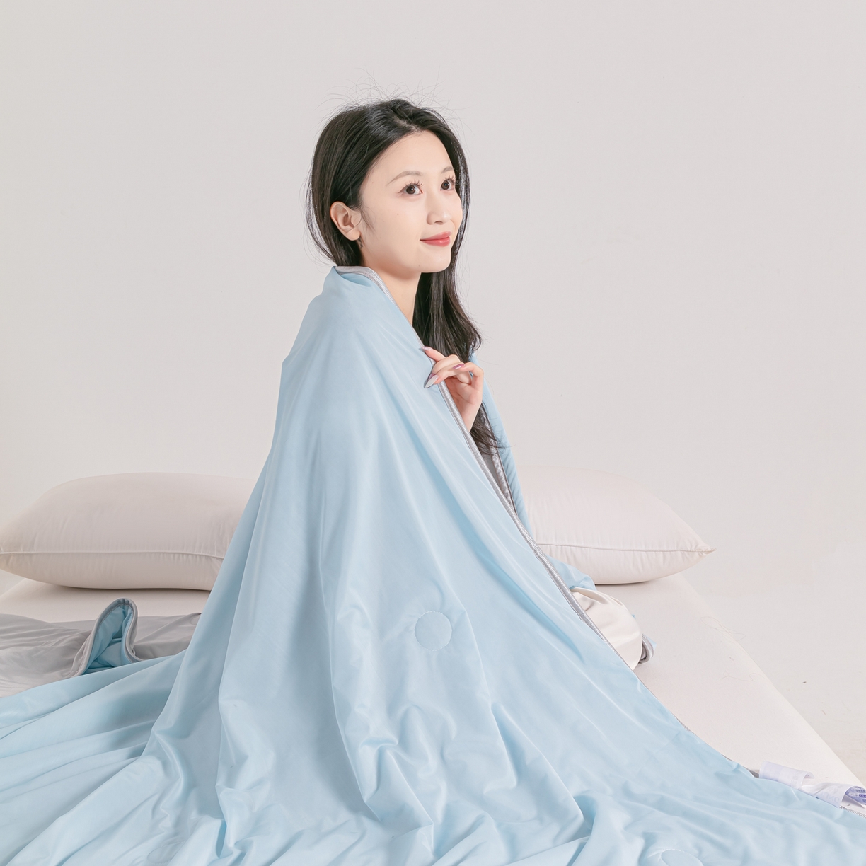 91家纺网 家纺一手货源 找家纺 小老弟 2026新款凉感纯色双拼色夏被被子被芯 双拼蓝灰