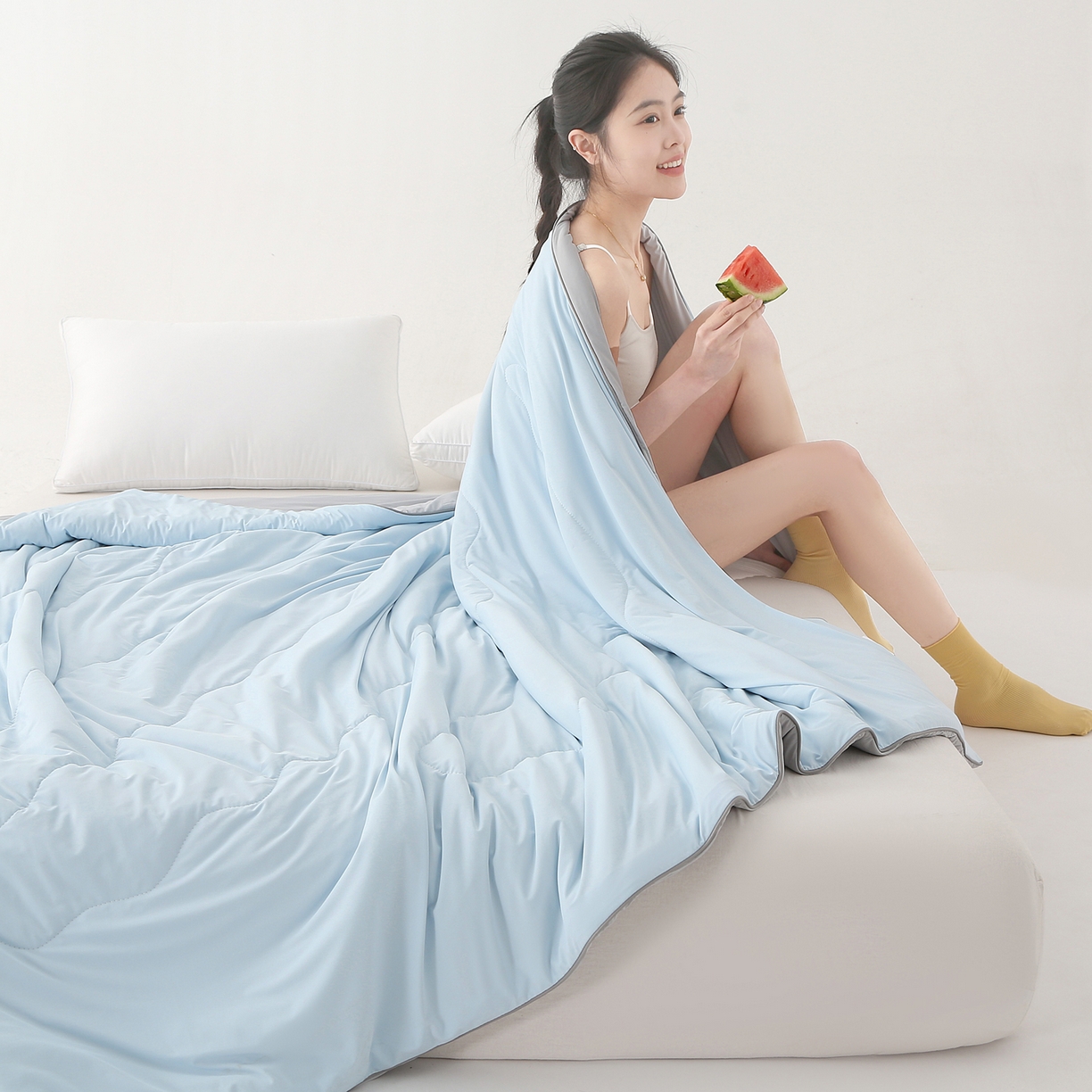 91家纺网 家纺一手货源 找家纺 亚龙工厂店 2026新款某岛同款云母冰丝凉感瓜瓜被 天蓝+灰色