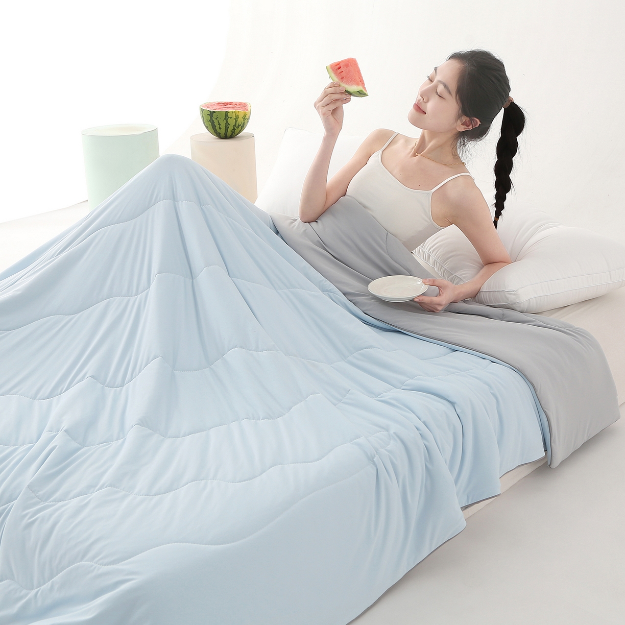 91家纺网 家纺一手货源 找家纺 亚龙工厂店 2026新款某岛同款云母冰丝凉感瓜瓜被 天蓝+灰色