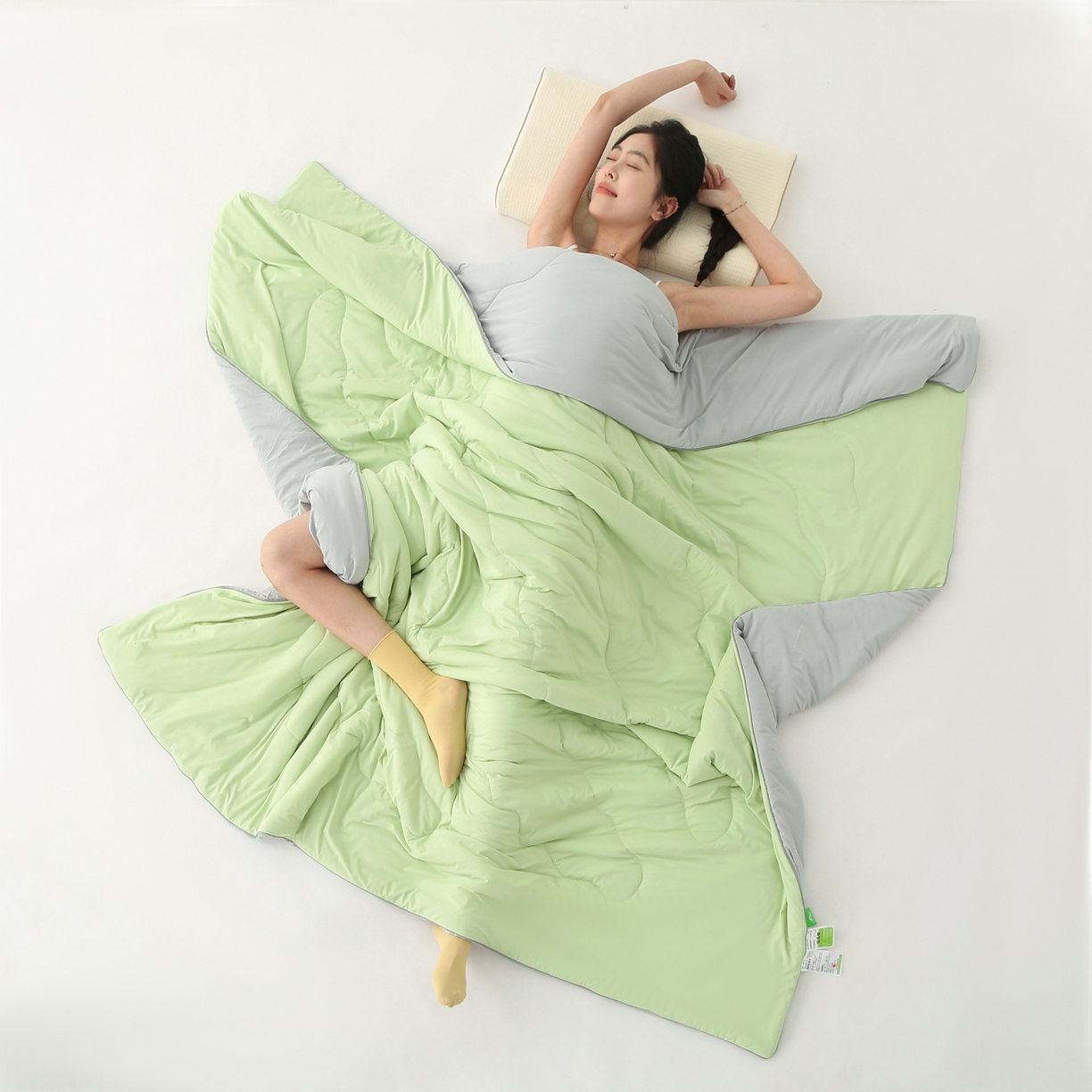 91家纺网 家纺一手货源 找家纺 亚龙工厂店 2026新款某岛同款云母冰丝凉感瓜瓜被 果绿+灰色