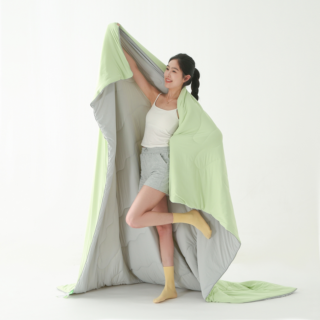 91家纺网 家纺一手货源 找家纺 亚龙工厂店 2026新款某岛同款云母冰丝凉感瓜瓜被 果绿+灰色