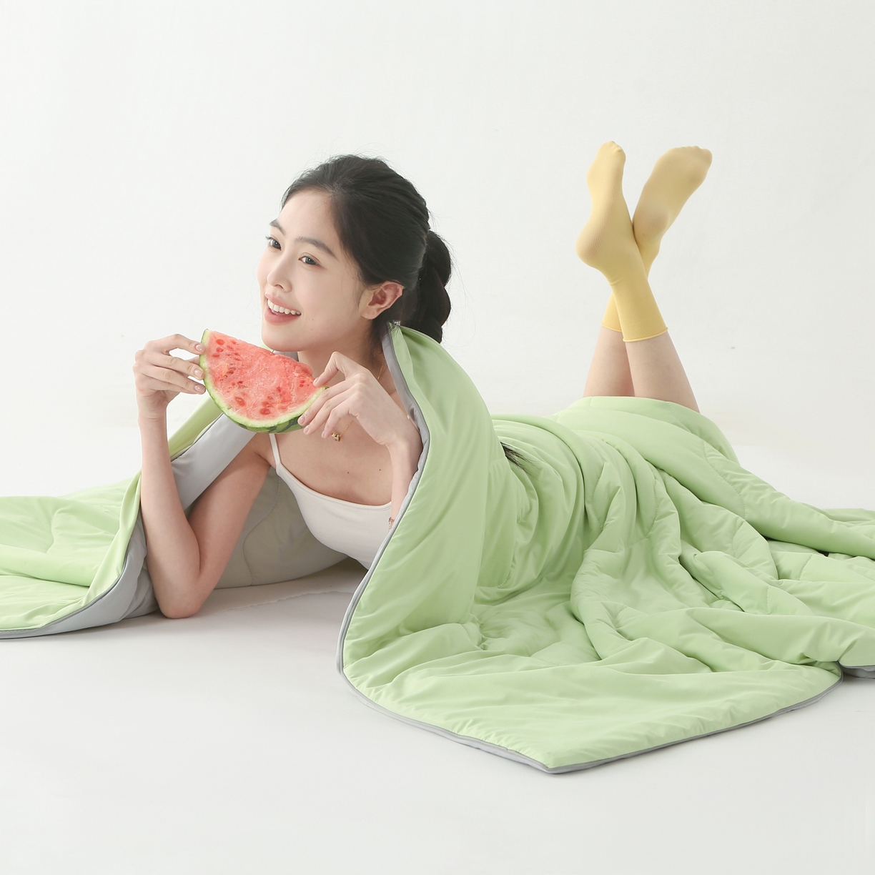 91家纺网 家纺一手货源 找家纺 亚龙工厂店 2026新款某岛同款云母冰丝凉感瓜瓜被 果绿+灰色