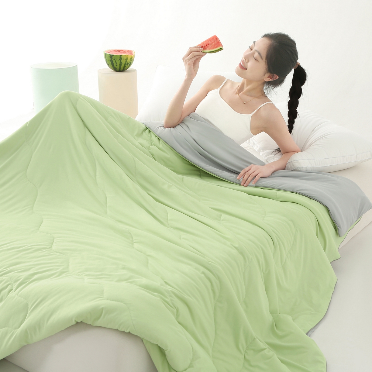91家纺网 家纺一手货源 找家纺 亚龙工厂店 2026新款某岛同款云母冰丝凉感瓜瓜被 果绿+灰色