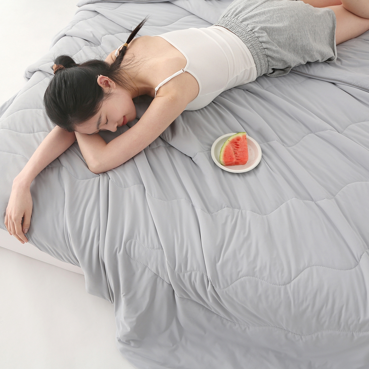 91家纺网 家纺一手货源 找家纺 亚龙工厂店 2026新款某岛同款云母冰丝凉感瓜瓜被 灰色