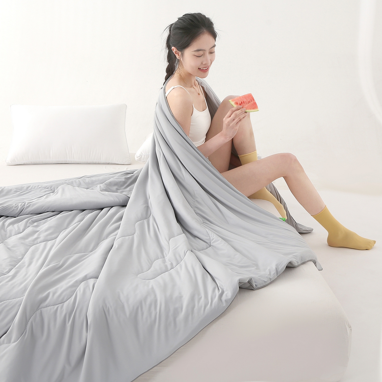 91家纺网 家纺一手货源 找家纺 亚龙工厂店 2026新款某岛同款云母冰丝凉感瓜瓜被 灰色