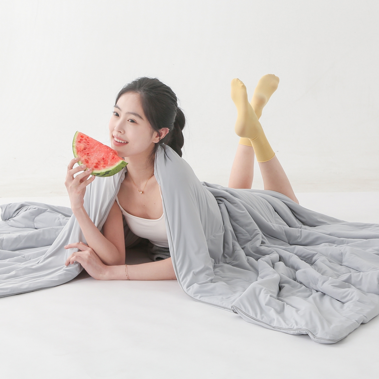 91家纺网 家纺一手货源 找家纺 亚龙工厂店 2026新款某岛同款云母冰丝凉感瓜瓜被 灰色