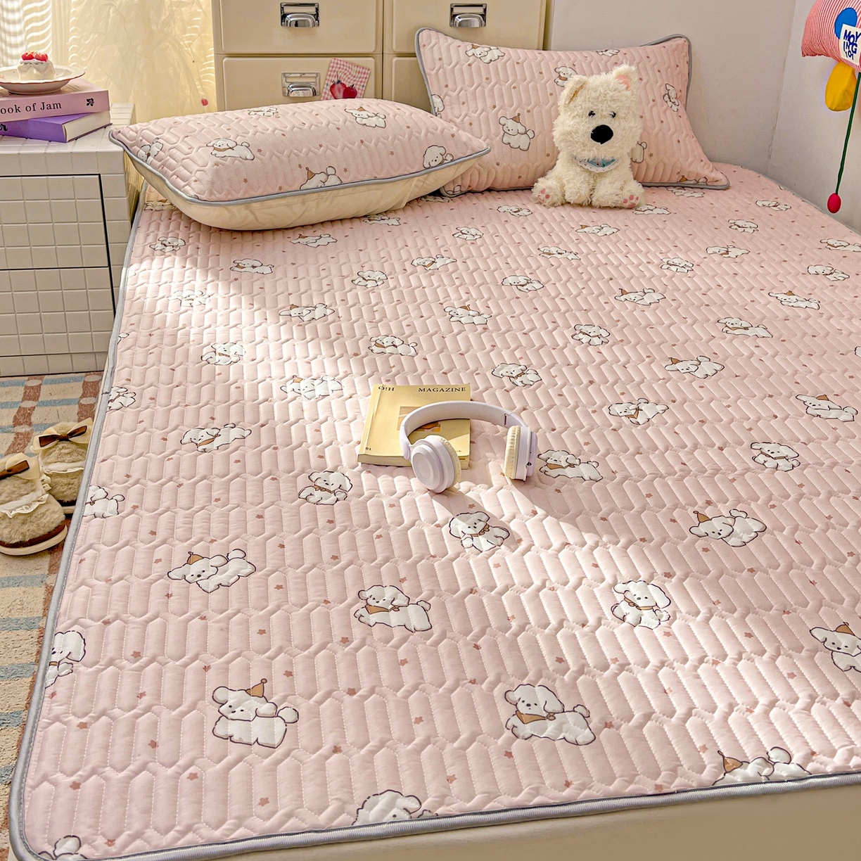 91家纺网 家纺一手货源 找家纺 川悦生活 2026春夏新款凉感丝凉席凉席席子 粉糯奶狗