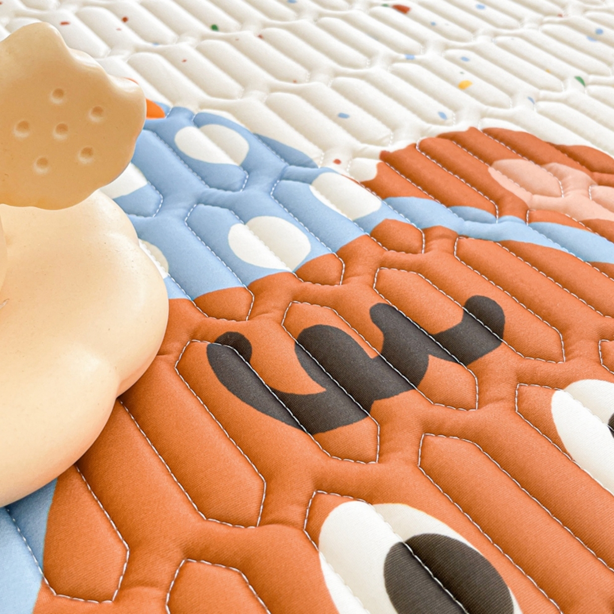 91家纺网 家纺一手货源 找家纺 川悦生活 2026春夏新款凉感丝凉席凉席席子 快乐熊仔