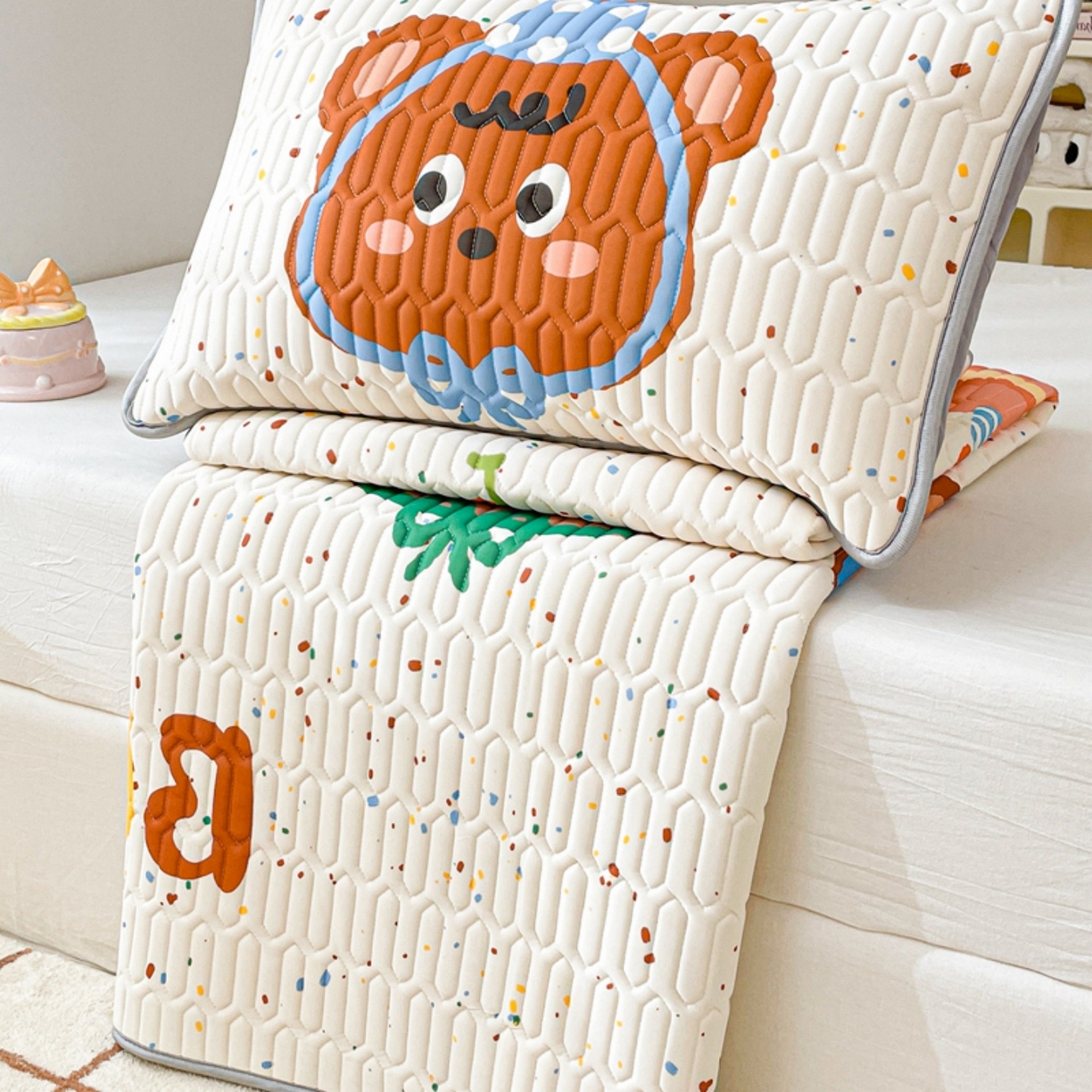 91家纺网 家纺一手货源 找家纺 川悦生活 2026春夏新款凉感丝凉席凉席席子 快乐熊仔