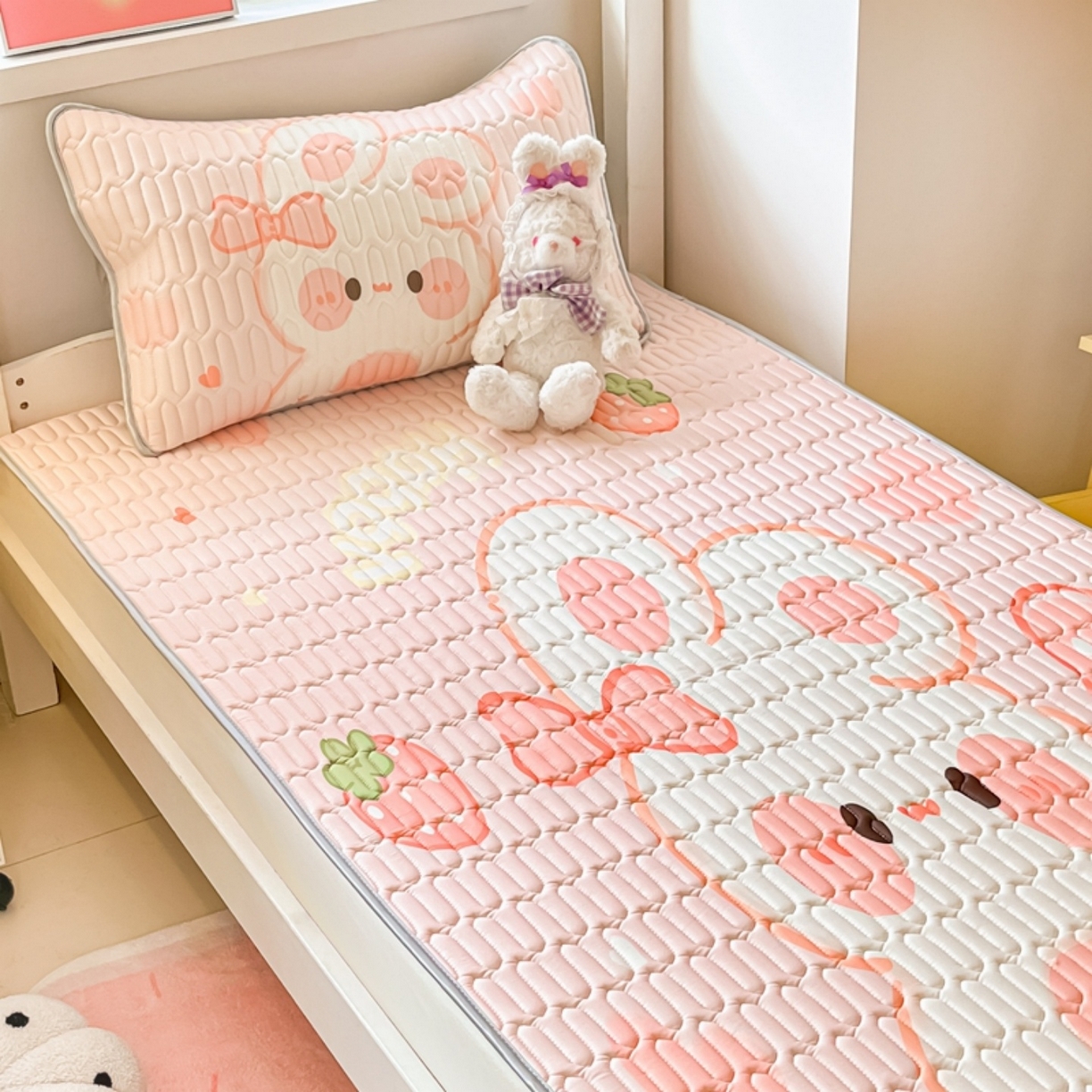 91家纺网 家纺一手货源 找家纺 川悦生活 2026春夏新款凉感丝凉席凉席席子 蜜莓小兔