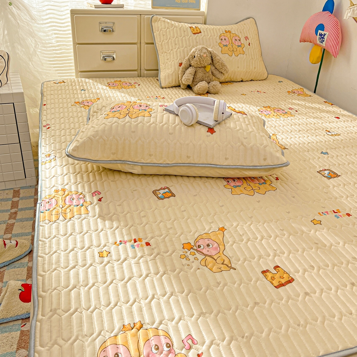 91家纺网 家纺一手货源 找家纺 川悦生活 2026春夏新款凉感丝凉席凉席席子 奶黄萌宝