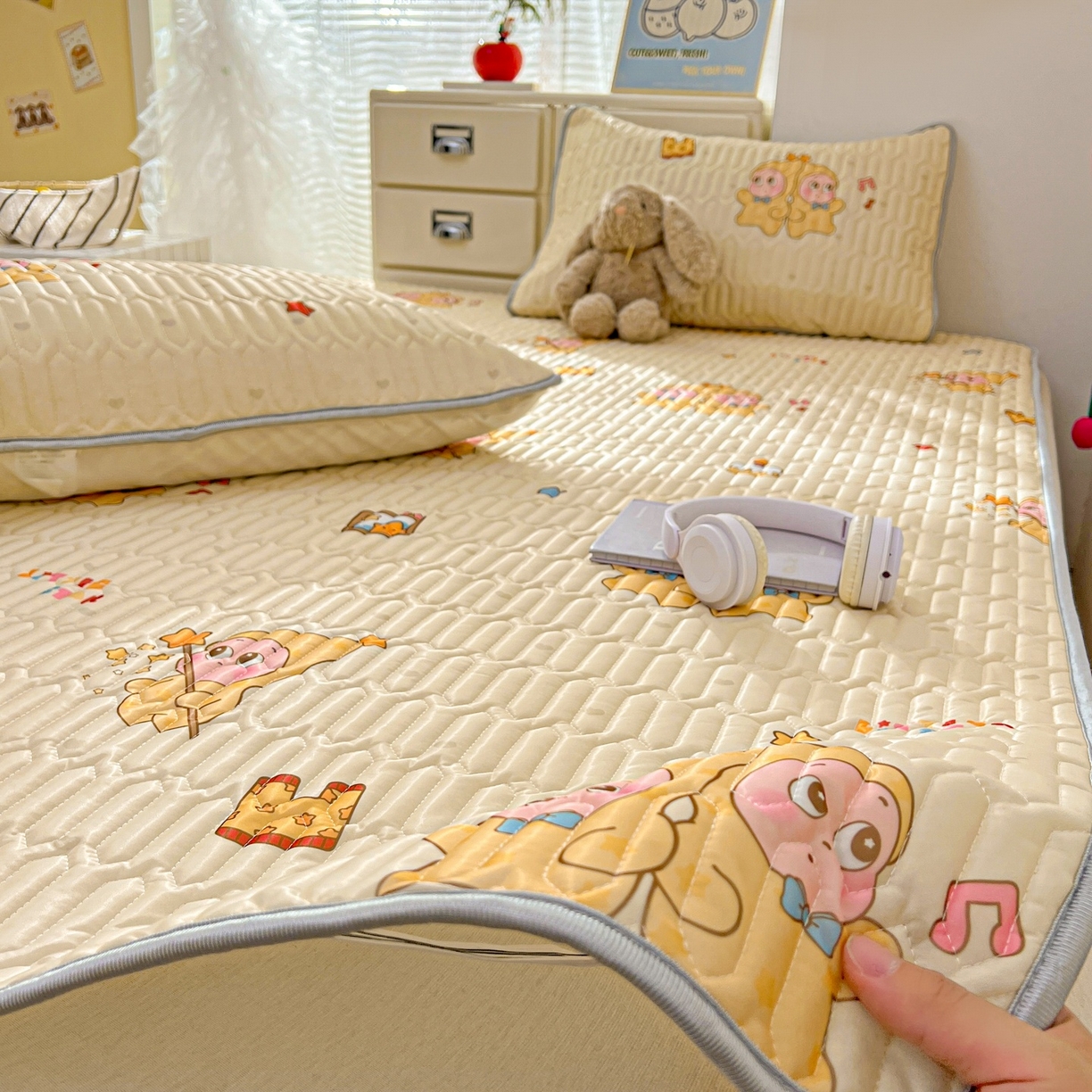 91家纺网 家纺一手货源 找家纺 川悦生活 2026春夏新款凉感丝凉席凉席席子 奶黄萌宝