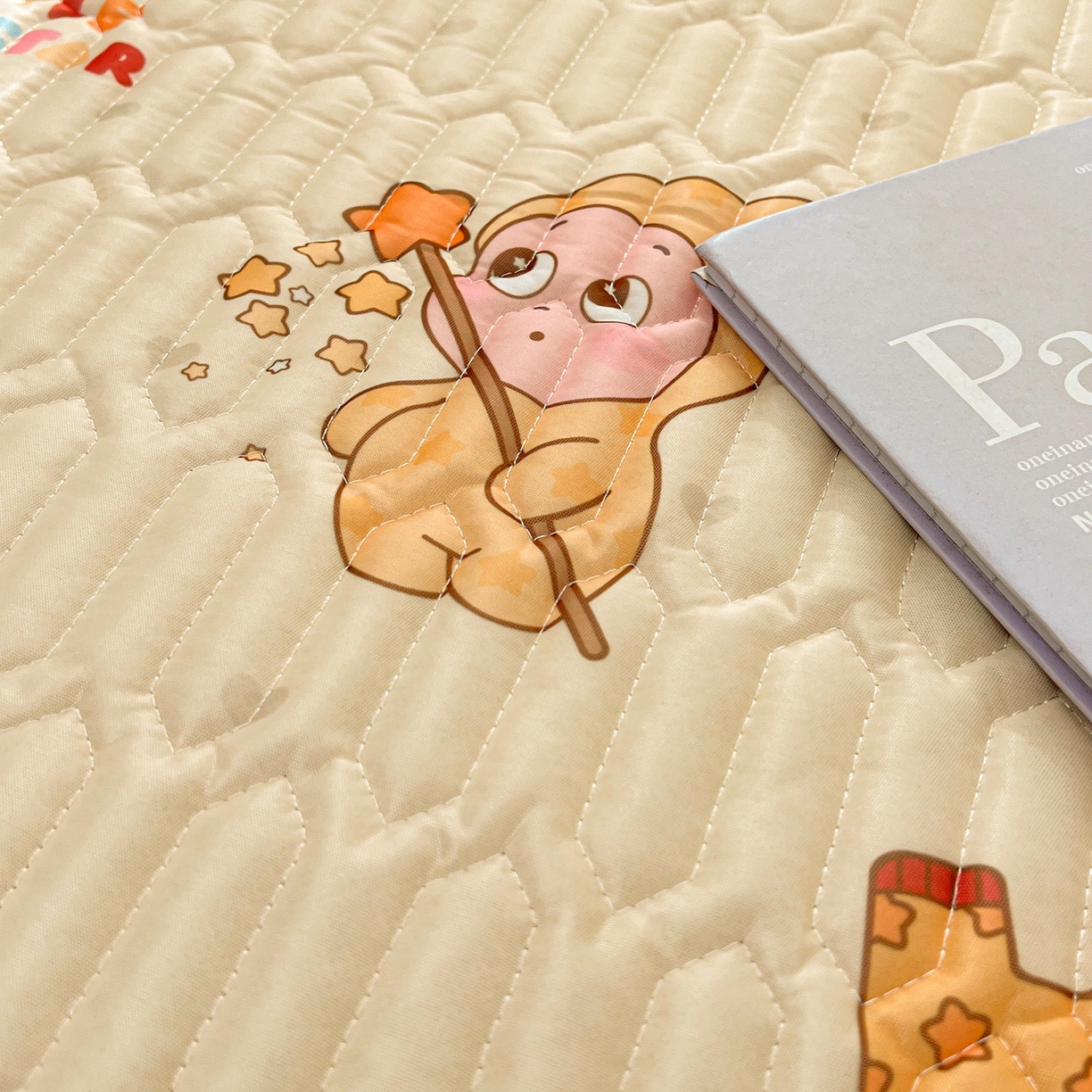 91家纺网 家纺一手货源 找家纺 川悦生活 2026春夏新款凉感丝凉席凉席席子 奶黄萌宝