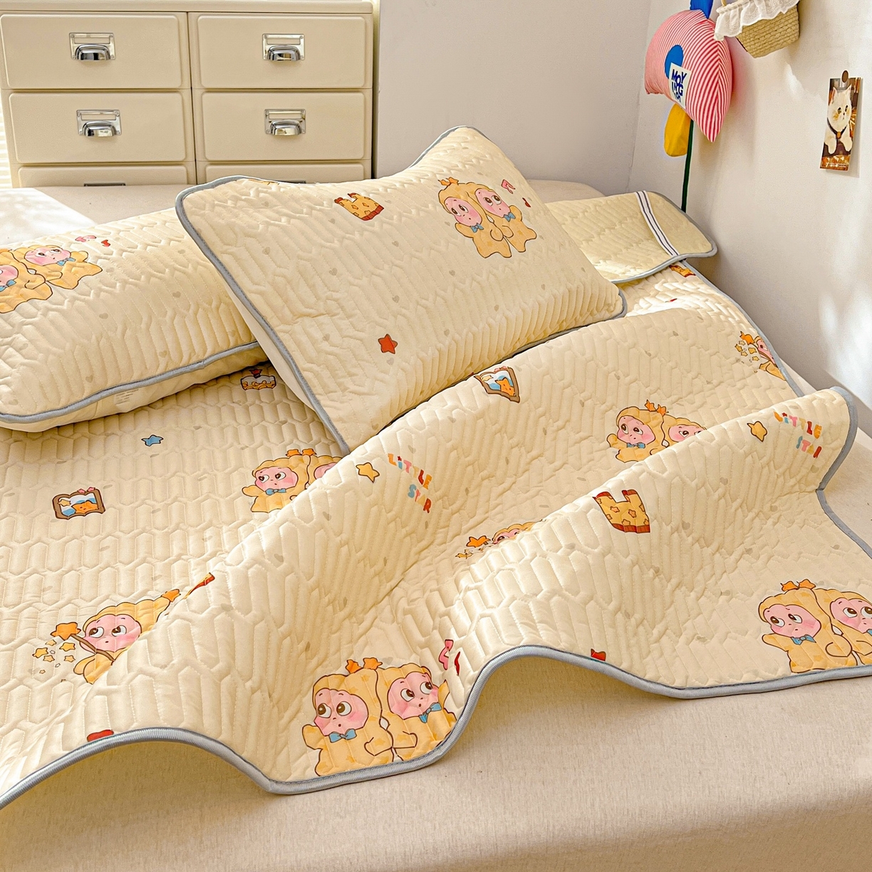 91家纺网 家纺一手货源 找家纺 川悦生活 2026春夏新款凉感丝凉席凉席席子 奶黄萌宝