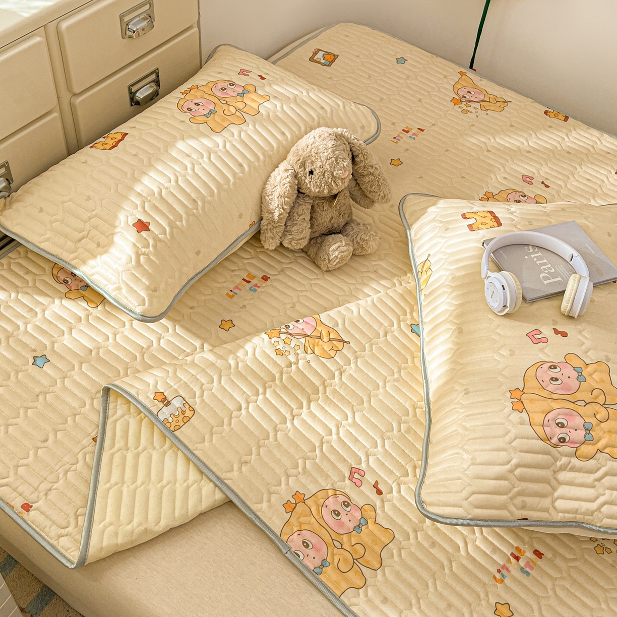 91家纺网 家纺一手货源 找家纺 川悦生活 2026春夏新款凉感丝凉席凉席席子 奶黄萌宝