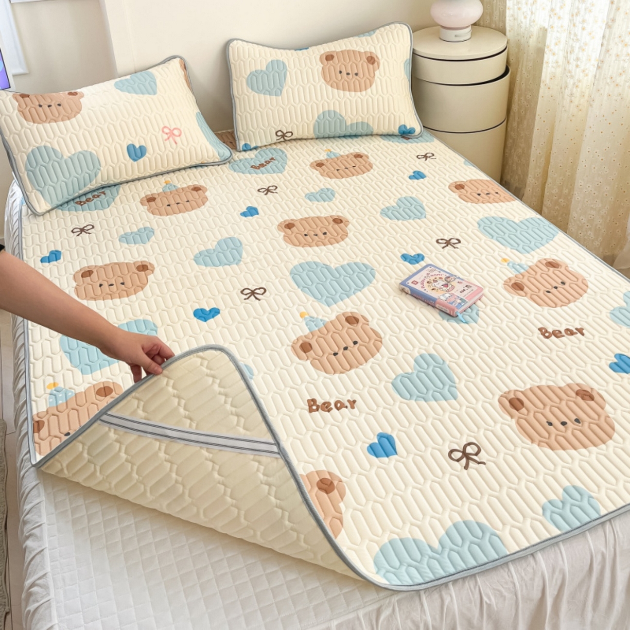 91家纺网 家纺一手货源 找家纺 川悦生活 2026春夏新款凉感丝凉席凉席席子 小熊奶昔