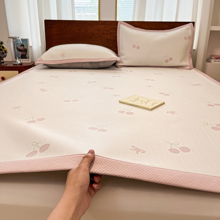 91家纺网 家纺一手货源 找家纺 川悦生活 2026新款PE凉感提花豆豆席平铺款三件套 樱桃果塔