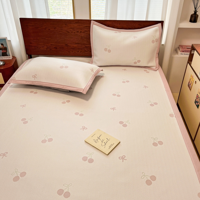 91家纺网 家纺一手货源 找家纺 川悦生活 2026新款PE凉感提花豆豆席平铺款三件套 樱桃果塔