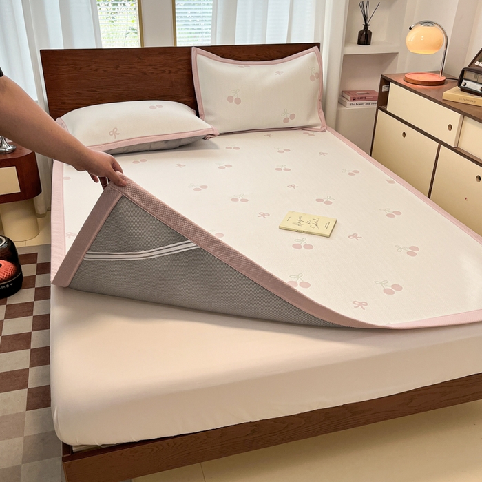 91家纺网 家纺一手货源 找家纺 川悦生活 2026新款PE凉感提花豆豆席平铺款三件套 樱桃果塔